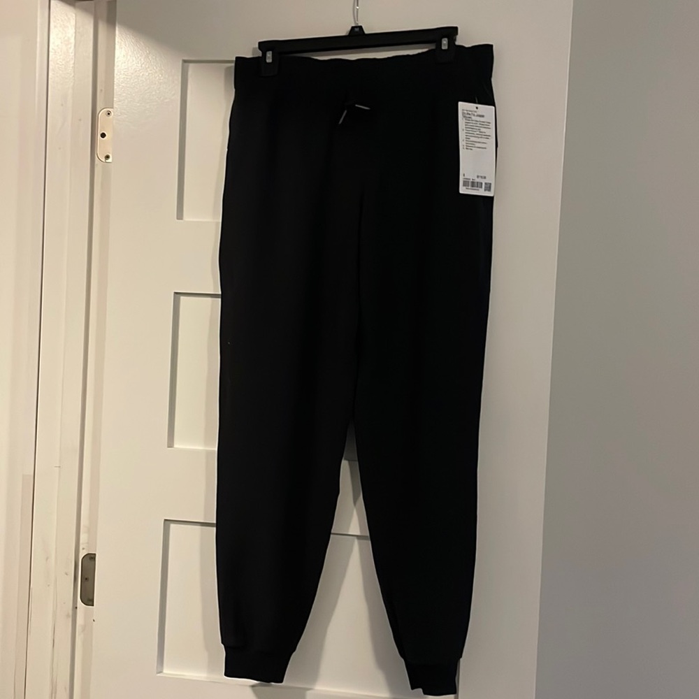 Lululemon NWT On The Fly Jogger *Woven